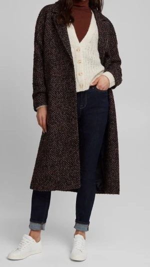 Lång mörkbrun kappa från Esprit - Snygg lång kappa från Esprit i mörkbrunt melerat tyg. Klassisk rak modell med bred krage och diskret struktur i materialet. Perfekt för hösten och vintern, enkel att matcha med olika outfits 🤎🍁☕️📚