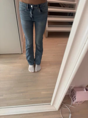 Ljusblå bootcut jeans - Säljer ett par jättefina ljusblå jeans med bootcut-modell och klassisk femficksdesign 🤍. Jeansen är midwaist. Tillverkade i ett mjukt denimtyg som sitter snyggt och skönt. Inga defekter 💓