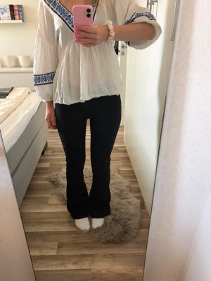 Svarta lågmidjade flare/bootcut jeans - Superfina low waist svarta jeans från Gina Tricot, originalpris 500kr. Är uppsydda, men går enkelt att sprätta ner. Kolla gärna in mina andra liknande artiklar och få rabatt genom bundle! 