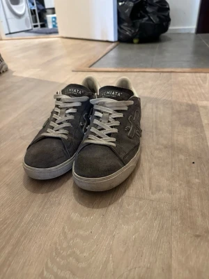Premiata skor 41 - Säljer ett par schyssta premiatas i storlek 41 men passar även 42. Skorna är i bra skick och säljs för 1499kr. Priset kan gå ner vid snabb affär 😇