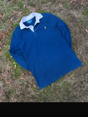 Blå långärmad skjorta med vit krage - Schysst långärmad piké skjorta från polo Ralph lauren som ger en klassisk old money stil. Vintage men fortfarande i väldigt bra skick. Storlek S