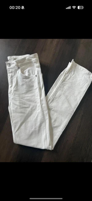 Vita raka jeans med slits Gina tricot  - Aldri använda. Snygga vita jeans med rak passform och klassisk femficksdesign och slits nertill.