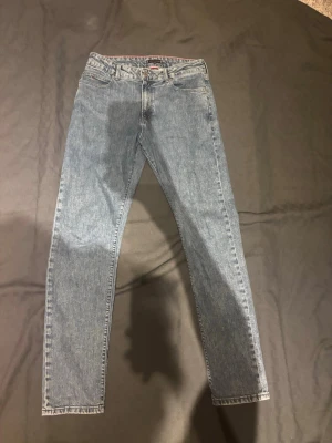Tommy hilfiger jeans - Aldrig använda. Nytt skick. Säljer de för jag tycker personligen att de sitter för tajt. Jag är 181 väger 70kg. Tror de passar bättre för nån som är 175 nånstans där. Fraktar inom 1-3 dagar 