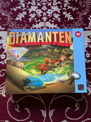 Den Försvunna Diamanten Brädspel - Säljer det populära brädspelet ”Den försvunna diamanten”. Allt ingår. Spelet har dock använts några gånger, vilket har lett till att spelplanet slitits från mitten (dåliga förlorare 🙄), men den är fortfarande hel. En lila sedel har dessutom tejpats, och jag tror att en blå sedel fattas. Mycket roligt sällskapsspel som skapar otroligt roliga minnen!