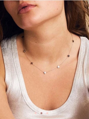 Sirius halsband med stjärnor i silver - Snyggt halsband i silverfärg med små stjärnformade hängen jämnt fördelade längs en tunn kedja. Perfekt för dig som gillar minimalistisk och trendig stil. Halsbandet har en enkel och stilren design som passar till många olika looks.