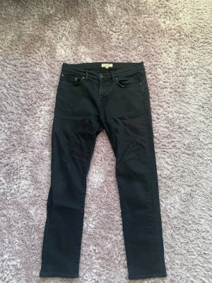 Burberry Jeans slim fit - Tja! Säljer nu ett par sjukt feta Burberry jeans i färgen svart. Dom är slim fit och har storleken 32/32. Dom har inga former av defekter och är i princip i nyskick. Hör gärna av dig vid frågor eller funderingar!🤩