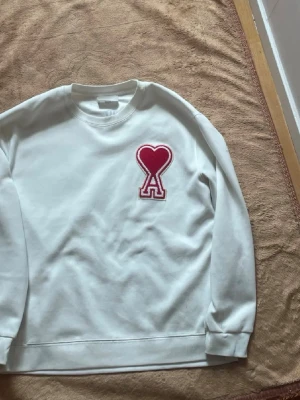 Ami Paris  - Hej säljer en ami Paris tröja i väldigt fint skick tröjan användes från februari tills april så inte jätte mycket i stl M väldigt fint skick