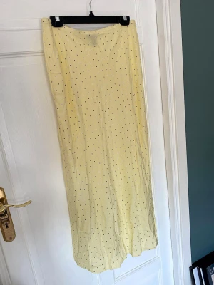 Prickig gul kjol  - Prickig gul Sommarkjol från Asos.                                        Helt oanvänd i nyskick!                                                            Storlek 42✨