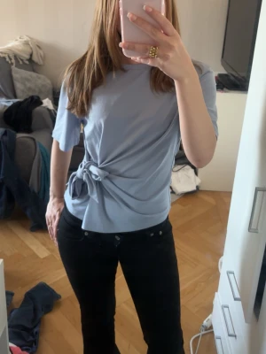 Blå Knyt Topp  - Gullig blå knyttop från hm💕 sparsamt använd        Djur och rökfritt hem!!