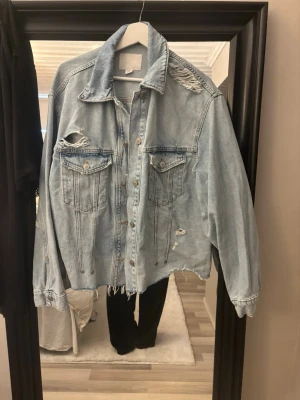 Jeansjacka från Zara - Super snygg jeansjacka från Zara. Inga skavanker, bra skick, jag har använt den 2 gånger. Köpte den här på plick och då var den inte använd ens. Slutsåld på Zara hemsida. I storlek M men passar bra på mig som har S 
