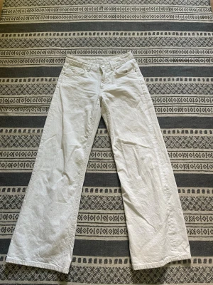 Vita raka jeans från Zara  - Säljer ett par vita jeans med rak passform, nästan lite ”baggy”. Midjemåttet är 37,5 cm och benets inre längd är 81 cm. 🤍🤍