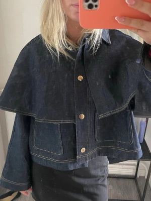 Cape jeansjacka - Sååå fin cape jacka slutsåld från HM🤩Helt ny, endast använd en gång. Säljer då den inte kommer till användning. Nypris 549kr
