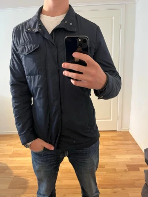 Blå Fieldjacka bläck  - Säljer denna sjukt snygga Overshirten från Bläck⭐️ Färgen är mörkblå och storleken är M✅ Den har inga defekter och skicket är utomordentligt🙌🤝 Sjukt najs passform och passar perfekt till hösten☀️🙌 Tveka inte på att höra av er dig vid minsta fråga eller fundering😊