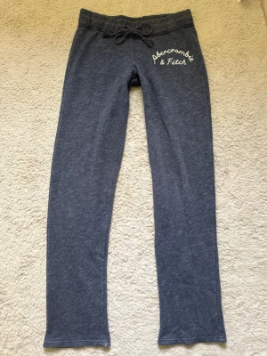 Mörkgrå lågmidjade mjukisbyxor Abercrombie & Fitch - Mörkgrå lågmidjade mjukisbyxor ifrån Abercrombie & Fitch i storlek S🩶 