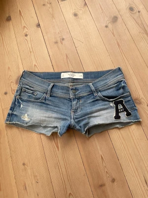 Lågmidjade jeansshorts - Säljer dessa jätte snygga jeansshorts. Midjemått 36 cm, grenhöjd 16 cm och shortslängd 22 cm. Säljer fler liknande plagg i min profil💗💗