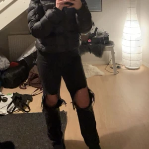 Snygga högmidjade jeans med hål i knäna  - Säljer ett par snygga högmidjade jeans med hål i knäna som har slitningar. Jeansen är från NA-KD i storlek 36 och är för långa på mig med ca 1,5-3cm. Dom är välanvända, men i bra använt skick. Jag är ca 163cm🤩☺️