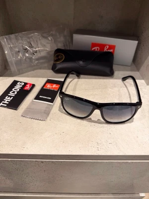 Rayban boyfriend solglasögon  - Sprillans nya raybans! Bästa investeringen passar till alla årstider! Modell 4147 601/32! Storlek:56! Vid minsta fundering kontakta oss✔️