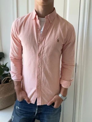 Ralph lauren skjorta  - Ralph lauren skjorta, slim fit S, sjukt najs. Inga defekter! Modellen i bilderna är 180 cm 75 kg och bär Storlek S , Kom med frågor! 🌟 (Kan gå ned i pris vid köp av paket 😉) 
