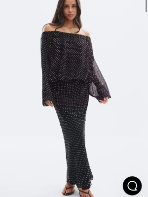 Klänning lång off shoulder svart prickig gina tricot small - Svart lång klänning med vita prickar off shoulder långärmad från Gina tricot i storlek small. Ny med prislapp, nypris 600kr🌸