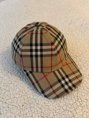 Burberry cap - Säljer en helt ny Burberry keps i storlek M. Hör av er vid fler frågor!
