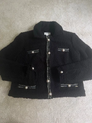 Stilren jacka/kofta  - Elegant och stilren jacka/kofta från HollyWhyte, Lindex i teddymaterial💞perfekt till hösten! En knapp saknas tyvärr🥰