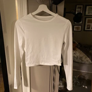 Svart och vit topp från Shein  - Säljer dessa två tröjor från Shein i storlek S. Väldigt fina och sköna i materialet. Man får somsagt båda två vid köp:) Bär man Xs så funkar denna storleken också. 