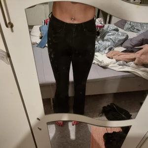 Flarie jeans - Ett par svarta utsvängda jeans I storlek 36. Kan mötas upp och kan levereras men köparen står för frakt! NYSKICK