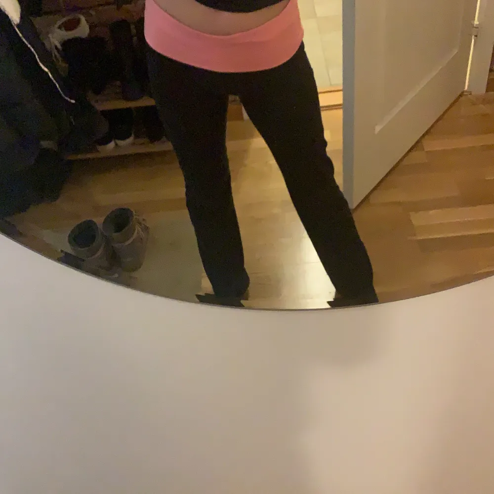 Super fina ”mjukisar” svarta men rosa uppe med en text (vet ej vad som står)!❤️❤️ från Victoria’s Secret. Under naveln! Om du vill ha fler bilder med bättre ljus så skriv till mig💗. Jeans & Byxor.