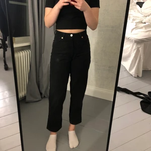 Monki jeans - ett par snygga jeans från monki i modellen taiki💘 i stl 25. köpt för 400kr och mitt pris är 150kr + frakt☺️ 