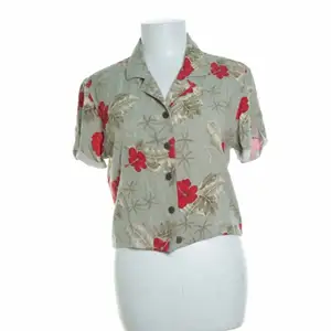 Skitsöt croppad vintage hawaiiskjorta, köpt second hand men i bra skick!