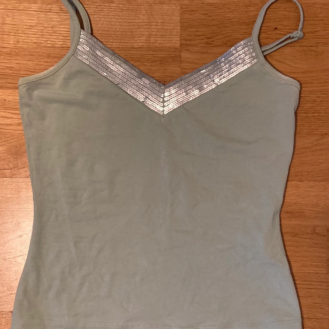 Pastel grönt linne med paljetter  - 90