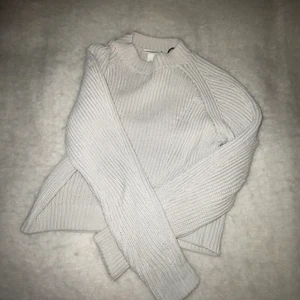 En stickad tröja som är grå/beige - En stickad tröja som är grå/beige och tröjan passar en som brukar ha xs/s eftersom den är stretchig 