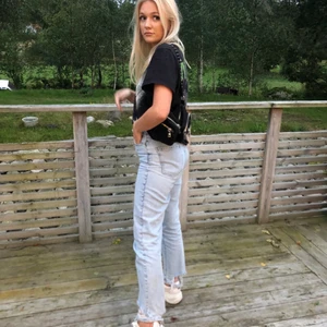 Perfekta blå jeansen - Bekvämaste byxorna jag äger, tyvärr blivit för stora. Varit ett par favoriter för detaljerna längst ner och passformen! 