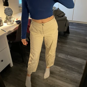 Beiga byxor  - Baggy beigea byxor/jeans från monki😋 men tyvärr är de lite stora för mig