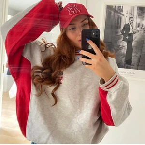 Reebok vintage tröja  - Säljer nu min skitsnygga röd/grå tröja från Reebok. Den är köpt här på Plick men varsamt använd så den är fortfarande i väldigt bra skick! Storlek L och sitter oversized på mig som i vanliga fall är S/XS. Kontakta mig privat vid intresse - om det är flera som är intresserade startar jag budgivning 💖💖 Dom två första bilderna är lånade från säljaren jag köpte ifrån 😊 sista bilden är min men fler bilder kan fås privat 😋