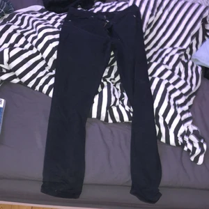 Svarta jeans storlek 30 - Mitt plagg är vanliga svarta jeans från new yorker som jag använt 2-3 gånger då dom är för små