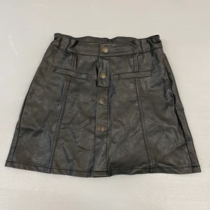 Skinnskjol xxs/xs  - Passar mig som är 163, 50kg perfekt. Inte för kort och inte för lång. Pu-läder. Sitter jättefint på kroppen. Hämtas i Stockholm hållplats Trekanten eller skickas 