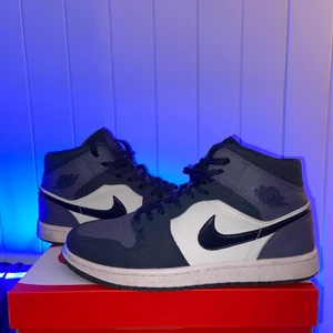 Jordan 1 mid sanded purple  - Jordan 1 mid i den sällsynta colorwayn sanded purple☂️💜 som du garanterat kommer vara ensam om att ha, storlek 45 skick 7/10 bud börjar vid 1200, frakt tillkommer📦 hör av dig vid intresse🤝