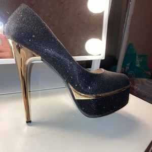 Klackskor storlek 38 - Svarta 12 cm klackskor använda fåtal gånger. Sköna att ha på sig länge utan att få ont eller skavsår. Öppet vid tårna. Hör gärna av er vid frågor!