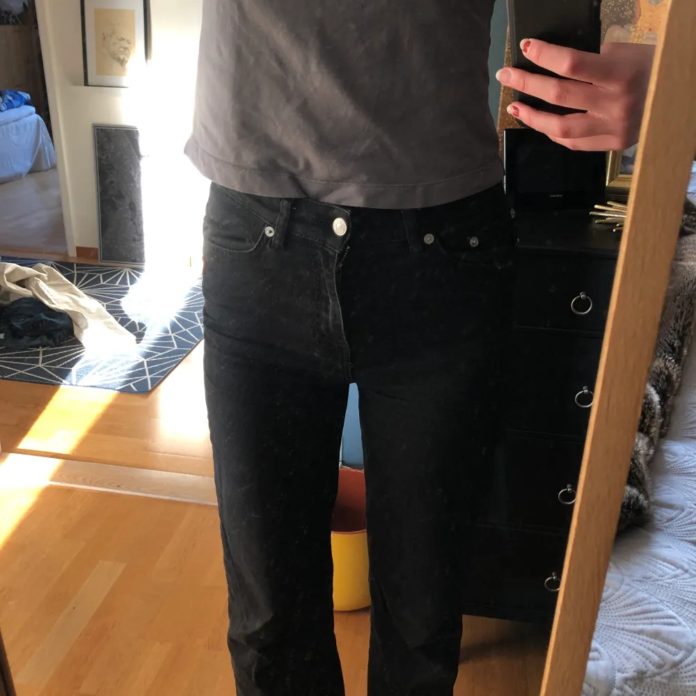 Svarta högmidjade jeans från lager 157, storlek s. Jeans & Byxor.