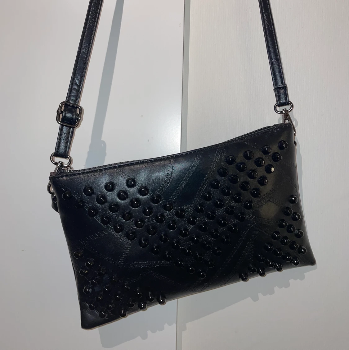 Väska med nitar - 90