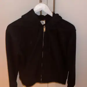Från HM. En svart zip hoodie som är super bra att ha som basplagg. Knappt använd. :)