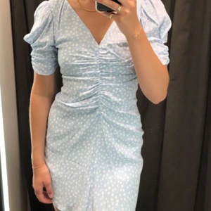 Sommarklänning från Zara - Ljusblå prickig kort klänning från zara, inköpt för två somrar sedan men använd endast ett par gånger. I fint skick! Tajt passform