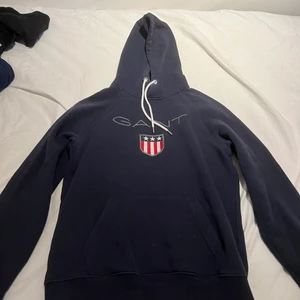 Gant hoodie - Gant hoodie som dammat i garderoben storlek S
