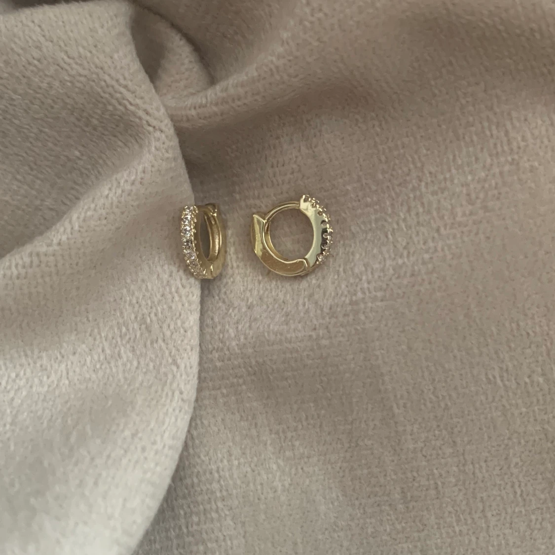 Örhängen med stenar - se beskrivning  - 90