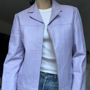 Lila skinnjacka - Lila skinnjacka i äkta läder, storlek 40. Sjukt snygg passform och kan användas för att piffa upp en outfit lite extra😍😍