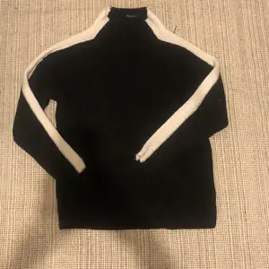 En jättefin svart stickad tröja med vita ränder på sidorna från trendyol. Strl L men passar mindre skulle jag säga.  ⚠️GRATIS FRAKT⚠️