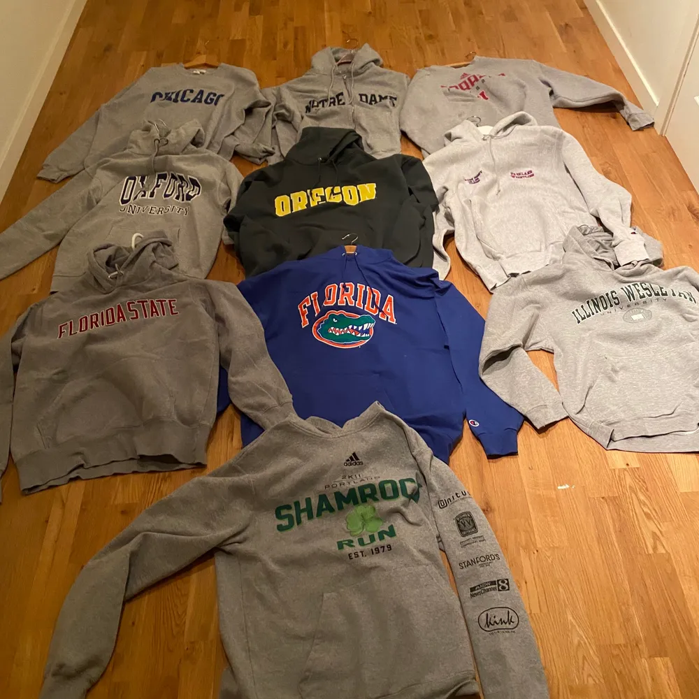 Säljer en massa vintage college hoodies Märken: Nike, champion och adidas Storlek: M-L 💶Pris varierar mellan: 300–500 kr Pris är diskuterbara och fit-pics tas i dm. Hoodies.