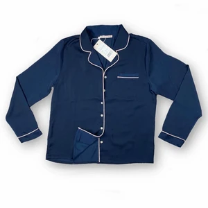 Pyjamaströja - Pyjamaströja i toppenskick med lappar kvar. Storlek M. Från märket Anna Field. Navy blå med rosa detaljer! Kan även användas som en festtopp! 100% polyester. 💤 Mått -   Ärmlängd 57cm och Midjebredd 52cm