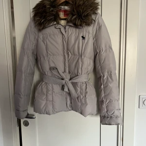 Abercrombie and fitch jacka - Snygg beige vinterjacka från abercrombie